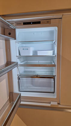 Refrigerator with freezer compartment